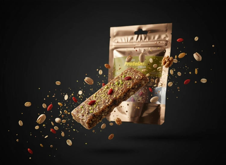 پروتئینبار گیاهی اوریوا در کنار پسته، زرشک و مغزها